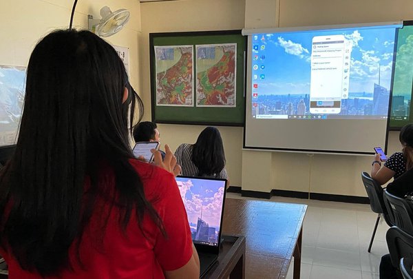 https://cdn.hotosm.org/website/Field%20Mapping%20Training%20in%20UP%20Los%20Ban%CC%83os.jpg