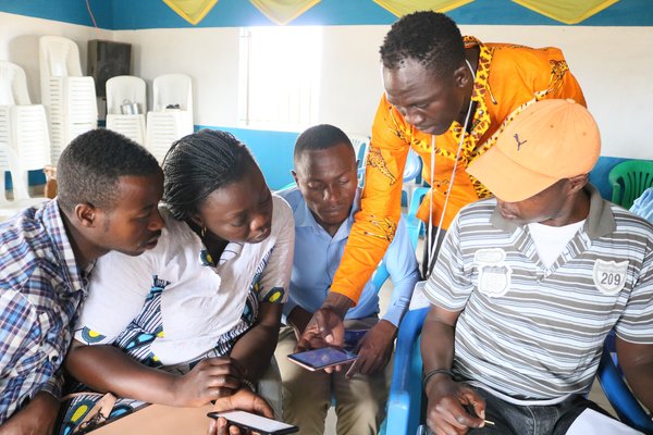 https://cdn.hotosm.org/website/Field+Mapping+Leader,+Dayan+Amandu+Ogunu+illustrating+to+participants+how+to+use+ODK+for+field+data+collection.JPG